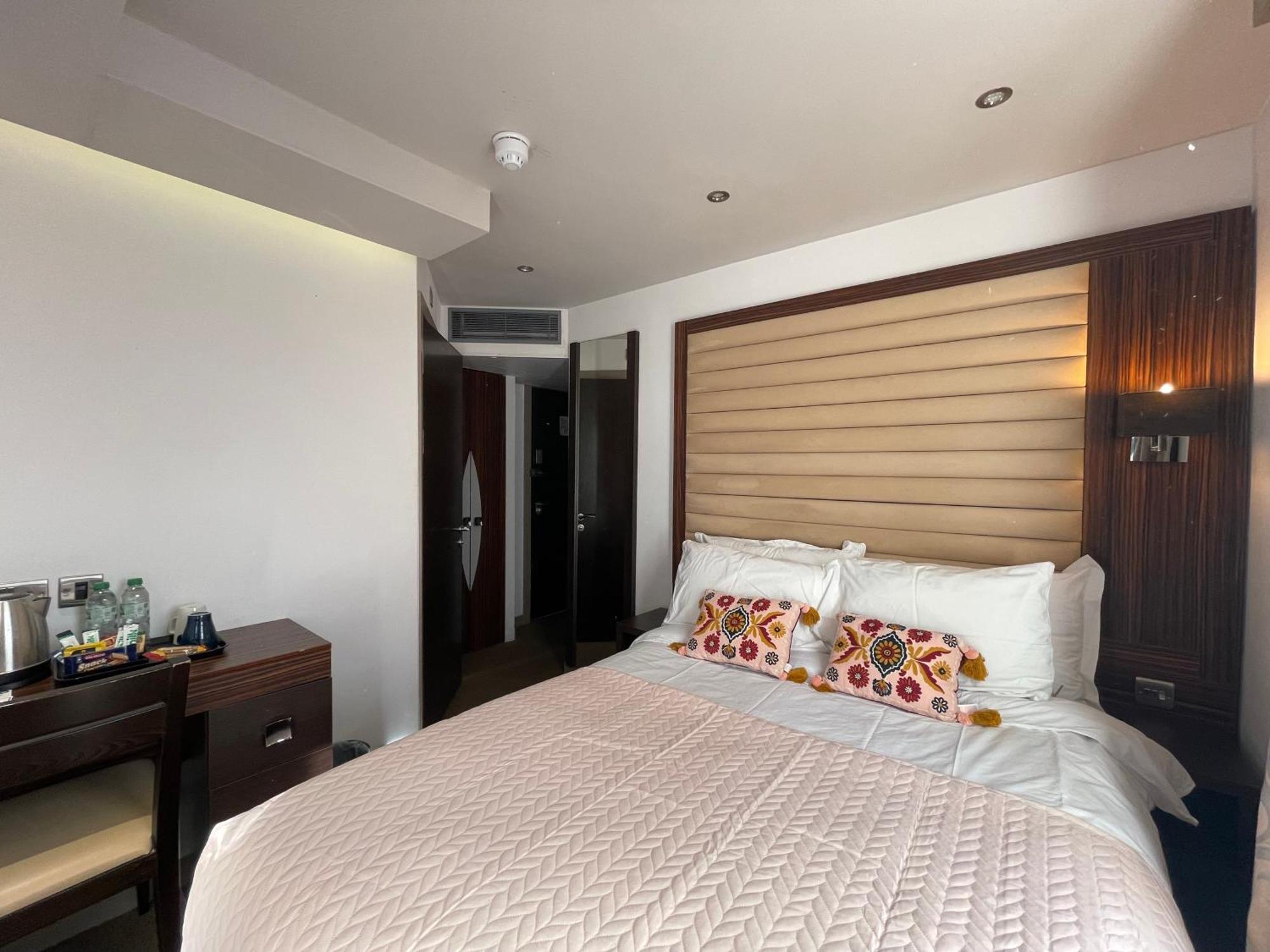 Maitrise Hotel Лондон Екстер'єр фото